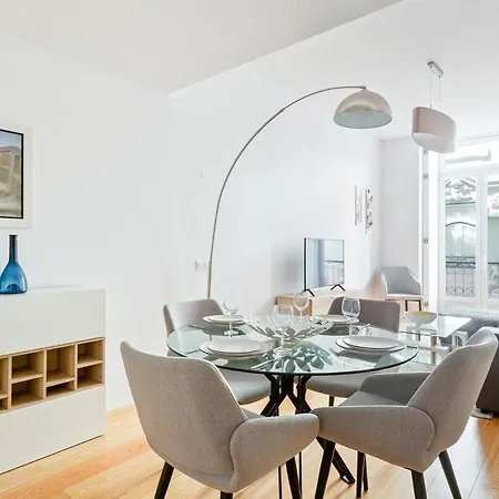 Spacious 1 Bedroom Near Baixa شقة
