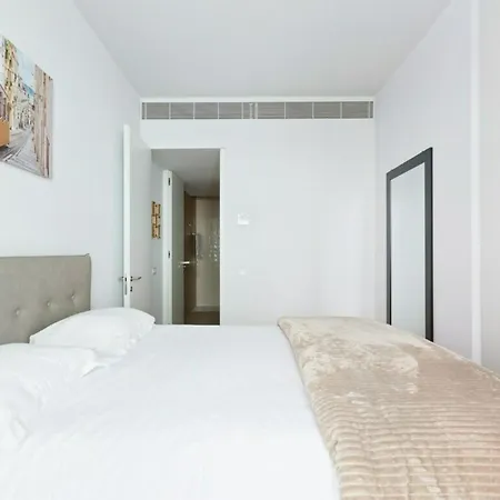 Spacious 1 Bedroom Near Baixa شقة *